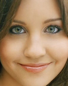 Amanda Bynes's eyes