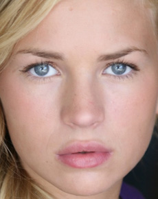 Brittany Robertson's eyes